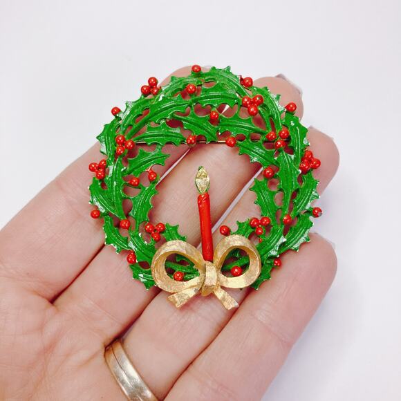 Vintage Weiss Mid Century Enamel Christmas Wreath Brooch Bow Rhinestone Candle - Picture 3 of 11